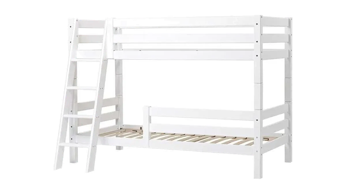 Hoppekids ECO Luxury Køjeseng 150 cm. To Sengeheste Skrå Stige Fleksibel Indlægsbund fra Loukrudt, hvid