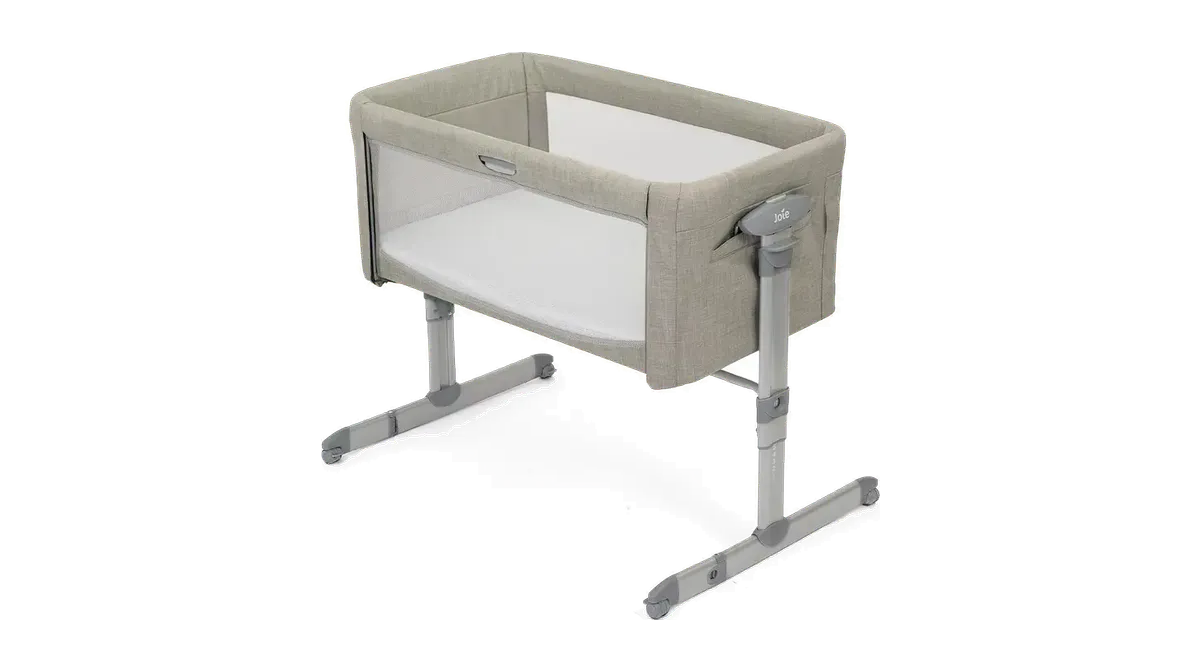 Joie Roomie Glide Bedside Crib Almond fra BabySam